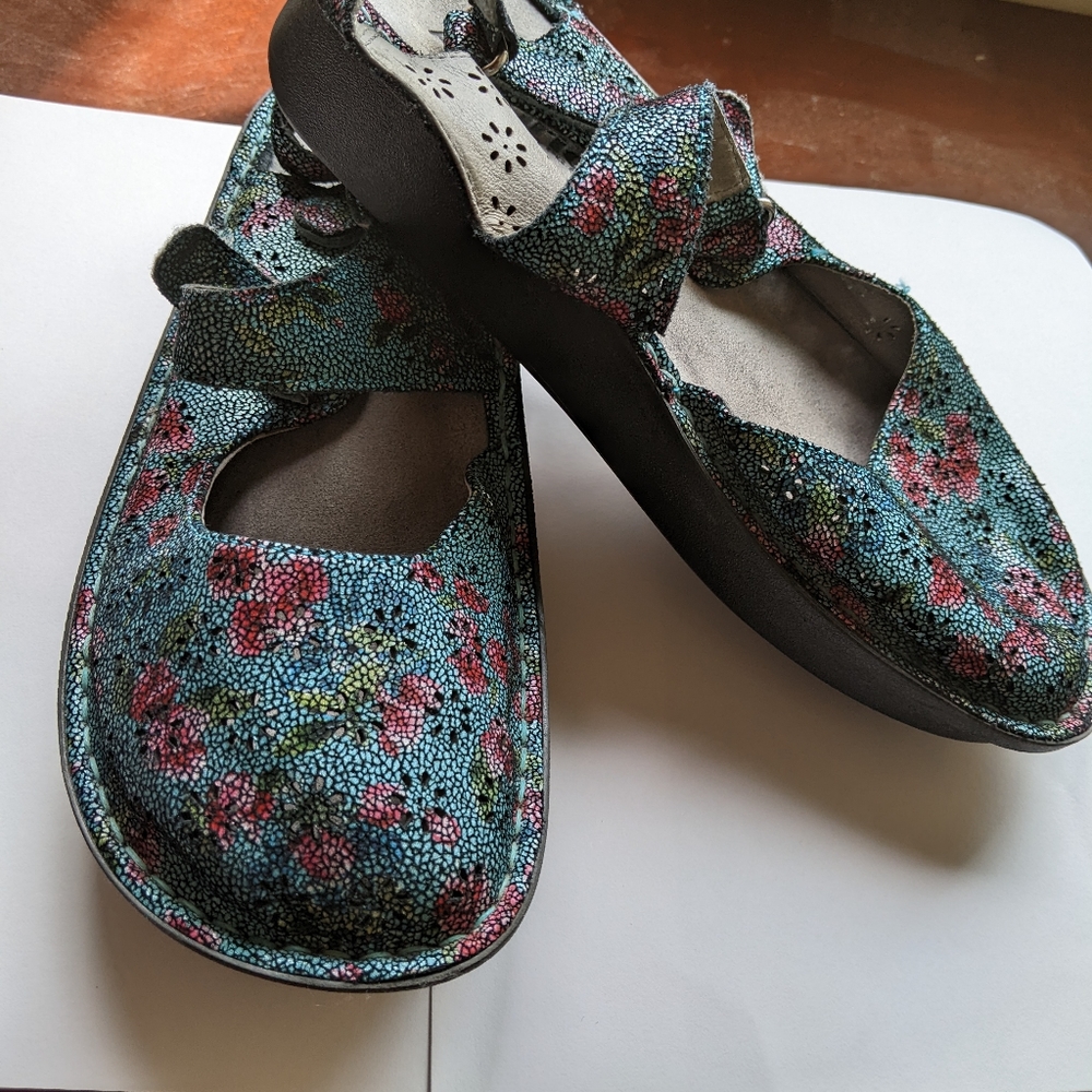 Algeria shoes 7.5 floral adjustable straps.good condition used shoe